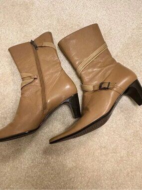 ⭐️ Elegant Size 7 Tan Leather Ankle Boots